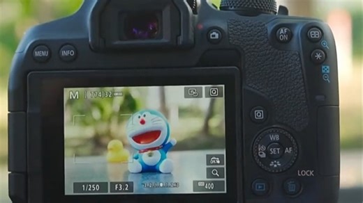 手持佳能850D相机快速调整6大实用设置，轻松应对日常拍摄场景：开启实时取景对焦提升抓拍效率、自定义白平衡还原真实色彩、切换AF模式适应运动与静物拍摄、设定照片