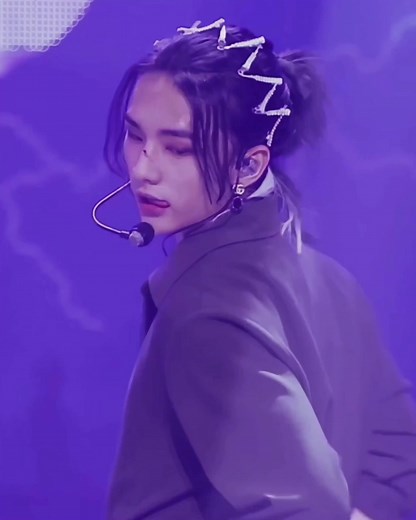 Challenging Spot the Difference Game featuring Hwang Hyunjin and Lee Felix