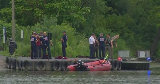 Body recovered during search for missing kayaker in Fox River