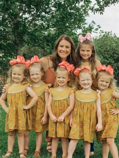 The famous Busby quintuplets have grown up, and fans are amazed by how much they’ve changed! 👶➡️👩 Some look just like their childhood selves, while one of the siblings stands out with a strikingly different appearance. 😮 Curious to see their latest photos and compare them to when they were babies? 👀👉👉 Check the top comment for the full gallery! 📸⬇️⬇️⬇️ | Fun Day