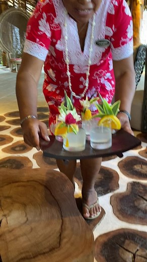 L’accueil au Fenua ! Une tradition ! Mauruuru #islandstyle #vahine #welcome #borabora