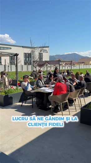Am găsit astăzi un video în telefon și mi-am dat seama cât de mândru sunt de echipa noastră 🤍 Pentru noi, una dintre cele mai mari provocări este să ducem un eveniment important și, în același timp, să avem terasa plină à la carte — iar totul să funcționeze impecabil, ca și cum nu ar exista nicio presiune în culise. La Avy Wine&dine, ne dorim mereu să fim mai mult decât un loc pentru evenimente. Ne dorim să rămânem același loc deschis pentru voi, clienții noștri fideli, care veniți de la distan
