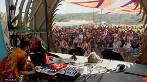MÁQUINA DEL TIEMPO ⏳ Xikwri Neyrra — Live Set (Daytime Tribute to Goa Gil) Lisérgica 25 Un proyecto musical mexicano inspirado en una celebración ancestral que guarda una sorprendente similitud con lo que hoy conocemos como festivales. “Hikuri Neixa” es una danza colectiva wixárika, también conocida como la Danza del Peyote. Una ceremonia sagrada que honra la vida, el venado, el fuego, la lluvia y la memoria espiritual de la tierra. Los danzantes giran en círculo, sincronizados, vestidos de símb