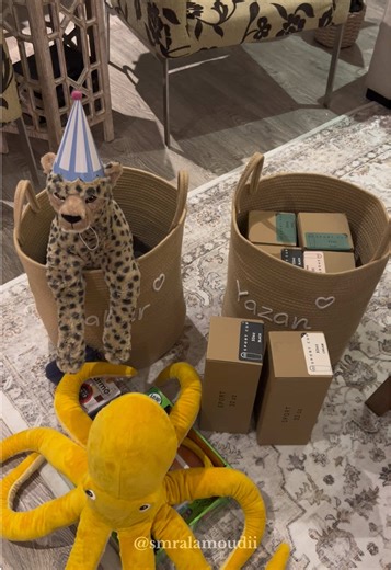 Part 1 من تجهيزات العيد🎉 حكتبلكم اغلب الحاجات اخدناها من فين تحت👇🏼 اسم جهاز القص Silhouette CAMEO كل لوازم الزينه والشرايط والسلّات اللي عليها الأسماء من شي ان ورق التغليف من هوم سنتر هدية ماهر ويزن (الكتاب الإلكتروني منبه ألارمو من نينتيندو) كلها من امازون الأكواب البلاستيك وقصاصات الورق الدهبي من امازون برضو زمزميات المويا من آيهرب النظارات الشمسيه حقت ماهر ويزن من Lenskart الدمى من إيكيا الشنط اللي عليها رسومات ماين كرافت من Lefties #ماشاء_الله_تبارك_الله #Vlog #momlife #eidmubarak #fyp