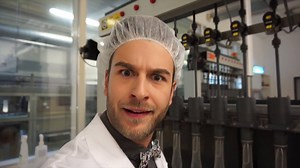 Eric Schroth zeigt Dir mal, welche Tests es allein im Ritex Labor für Qualitätssicherung gibt, denn wir legen großen Wert auf höchste Qualität bei der Produktion unserer Kondome. Und bei einem Test kann Eric sich einen SCHREI einfach nicht verkneifen! Schau es Dir an – wir bringen Dich garantiert zum Lachen! Liebe ... aber mit Sicherheit: www.ritex.de/ritex/liebe-aber-mit-sicherheit Mehr Informationen zu Ritex findest Du auf www.ritex.de. Quellenangabe Musik: http://freemusicarchive.org/music/Ja