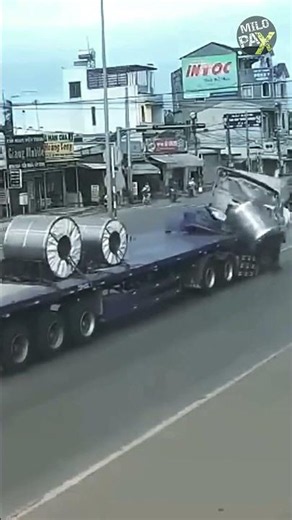 One of the Most Dangerous Loads to Transport 🚛💥