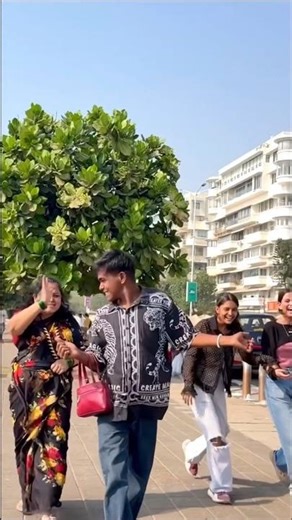 👜Ladko ko Bag Pahnane ka Natija Dekho😂🙈 #random #youtubeshorts #walk #prank #masti