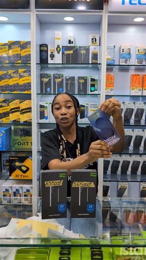 𝗦𝗮𝗺𝘀𝘂𝗻𝗴 𝗦𝟮𝟱 𝟱𝗚 𝟭𝟮/𝟮𝟱𝟲𝗚𝗼- 𝟱𝟲𝟱,𝟬𝟬𝟬 𝗖𝗙𝗔 𝟭𝟮/ 𝟱𝟭𝟮𝗚𝗼 𝟲𝟯𝟱,𝟬𝟬𝟬 𝗖𝗙𝗔 Découvrez le 𝗦𝗮𝗺𝘀𝘂𝗻𝗴 𝗦𝟮𝟱 ,un concentré de puissance, d’élégance et de technologie avancée. Batterie : 4000 mAh Caméra arrière : 50 MP (principal) 10 MP (ultra-large) 12 MP (selfie) Caméra avant (selfie) : 12 MP Processeur : Snapdragon 8 Elite Système d’exploitation : Android 15 Écran : Dynamic AMOLED 2X, 6.2 pouces, résolution FHD (2340 x 1080), taux de rafraîchissement 120 Hz Carte S