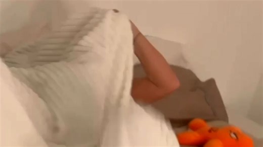 Girl gives her sister who is scared of moths a good scare *Hilarious Sibling Moment*