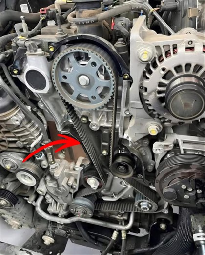 # Timing Chain vs Timing Belt: หัวใจของการจับเวลาเครื่องยนต์ จากภาพจะเห็น **Timing Chain** (โซ่จับเวลา) ที่ทำหนาที่สำคัญมากในการทำให้เครื่องยนต์ทำงานได้อย่างแม่นยำ มาทำความรู้จักกับระบบจับเวลาที่ "ห้ามพลาด" นี้กัน! ## Timing Chain คืออะไร? **โซ่จับเวลา** เป็นโซ่โลหะที่เชื่อมต่อระหว่าง **Crankshaft** (ข้อเหวี่ยง) กับ **Camshaft** (เพลาลูกเบี้ยว) ทำหนาที่ให้ลิ้นไอดีและลิ้นไอเสียเปิด-ปิดตามจังหวะที่ถูกต้อง ## ทำไมต้องจับเวลา? 🔄 **อัตราส่วน 2:1** - ข้อเหวี่ยงหมุน 2 รอบ เพลาลูกเบี้ยวหมุน 1 รอบ ⚡ **4