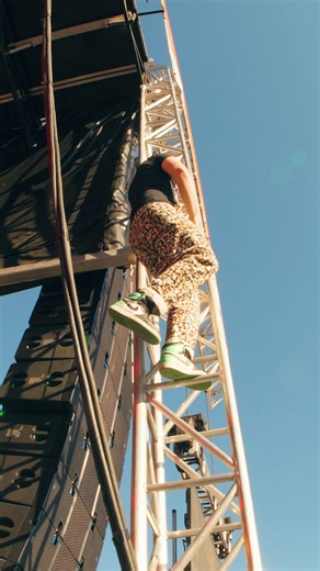 The yin and yang of @kofimatthew on full display. One minute he's chilling out with the sweet sound of ivory keys, the next minute he's leaping from a stick of truss in the middle of a song. There's only one Matt Goodwin! | The Movement