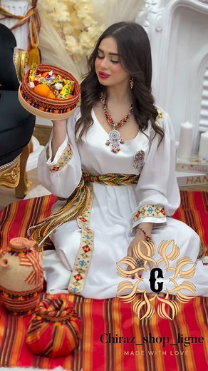 🌸boutique chiraz 🌸 officiel (1) on Instagram‎: "‏RObe kabyle moderne😍 اجمل قبائلي عصري 🤍♓️ ⚜️المقاسات: طاي 1: 36fort /38/40/42 طاي رقم 2: 44/46/48 🏷️السعر: 650الف فقققط(الحزام يجي معاها فيه 3امتار) ✅القماش: ساتان برومي شوا +فولاغ🎀🤍 ✅الالوان : برتقالي /ابيض ⚜️الاكسيسوارات متوفرة ايضا للبيع⚜️ توصيل متوفر لجميع انحاء الجزائر ‏#kabyle #bejaia #tizi #عرس #عروسة"‎