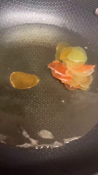 500 Gram - Authentic UNCOOKED Prawn Crackers - Crispy Shrimp Flavor Chips for Snacking and Entertaining - Gluten-Free, Asian Movie Snack, Umami Flavor, Party Snacks, Light and Crispy Texture for Salad Topping- Family Size, Great for Sharing