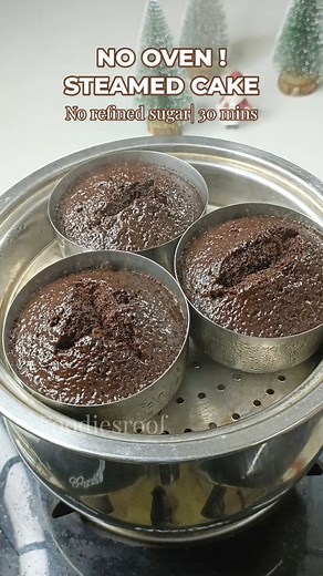 Foodies Roof on Instagram: "Steamed ragi chocolate cake❣️No refined sugar no eggs, and no oven 🌿❌ This is the simplest cake you can make in just 30 minutes. It has ragi, no eggs and is super simple to make even for those who can't even know baking. No mixing bowl is also needed. 1. In a mixer jar, add 1/2 cup ragi flour, 2 tbsp wheat flour , 2 tbsp cocoa powder 2. Add 1/2 cup brown sugar or jaggery powder, 2 tbsp oil, 1/2 tsp baking powder, 1/4 tsp baking soda. 3. 1/3 cup curd, 1/2 cup milk , v