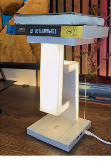 I didn’t expect a lamp to give this kind of vibe… it literally changes the whole room. Would this match your setup? #floatinglamp #cozyroom #desksetup #minimaltech #homedecor A multifunctional floating lamp designed to transform any room into a warm, modern and relaxing space. Touch controls, adjustable light modes, wireless charging and a suspended design that feels futuristic and comforting at the same time. Perfect for bedrooms, desks and nightstands.