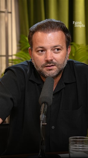 Te-ai întrebat de ce ChatGPT sau alte modele AI nu pot oferi consultanță financiară reală? Răspunsul este simplu: Pentru că AI-ul oferă informații generale, nu personalizate. Eu, în schimb, sunt consultant de investiții acreditat ASF și lucrez zilnic cu investitori reali. Asta înseamnă că văd zilnic cum gândesc, ce decizii iau, ce îi blochează și ce funcționează în piață acum, nu acum un an. AI-ul îți poate explica un concept, dar nu îți poate spune ce strategie ți se potrivește ție. Eu pot, pen