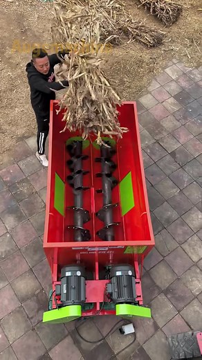 Forage mixer. #feedmixer #foragemixer #feedgranulator #sheepfeed #granulator #cattlefeeding #pelletmachine #TMR