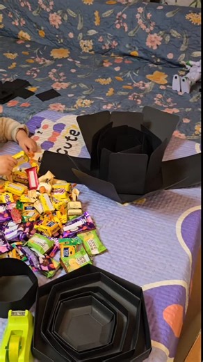 📢 Candy box Худалдаанд гарлаа 🍫 ❤️ 5 талтай Зүрхэн хэлбэртэй 40.000 🎁 Дөрвөлжин 6 талтай 50.000 #Хүргэлт 8000-15.000 #Орон нутгийн унаанд тавьж өгнө🚌 ☎️ 90090247, 📞 80530247 #candybox #candy #Эрэгтэй чихэр амттан Бэлэгдурсгал | Б. Нямдэлгэр