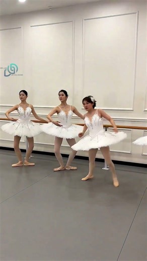 This girl decided to learn ballet in a unique way!! #shorts