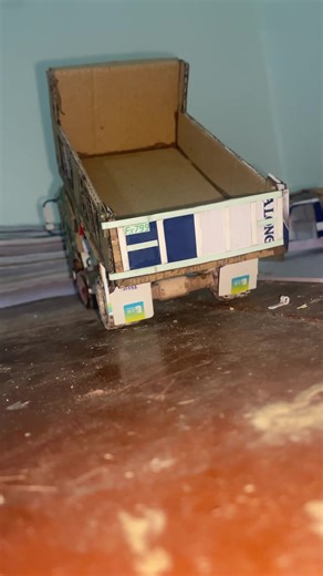 Mô Hình Xe Tải Isuzu Bằng Bìa Cát Tông