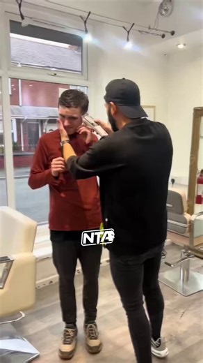 Un padre llevó a su hijo con autismo severo a una simple barbería para afeitarle la barba… pero lo que ocurrió allí fue mucho más que un corte.Con una paciencia infinita y una ternura que conmovía en cada gesto, el peluquero logró lo que parecía imposible: convertir un momento difícil en un acto lleno de respeto, calma y humanidad.Un instante tan genuino que ha tocado el corazón de millones.