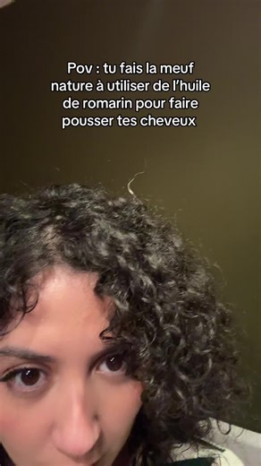 L'huile de romarin pour des cheveux éclatants et naturels
