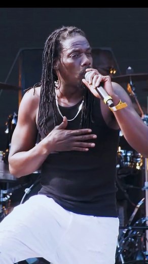 🔥 Kenyatta Hill passionately chants reggae music in memory of the honorable and iconic Joseph Hill (RIP), keeping the roots and legacy of this reggae legend alive. 🎶💪🏾 👇 What is your favorite Joseph Hill tune? 👇 #KenyattaHill #JosephHill #Culture #ReggaeMusic #OneLove #ReggaeVibes #ReggaeCulture | Reggae-agenda