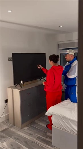 ‏The TV is broke 🤣👀#funnyvideos #comedy #scareprank #fbreels #fyp