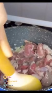 این غذا از نظر طعم و مزه هیچ چیز کم نداره و مطمئنا همه رو عاشق خودش میکنه.🌸🌸🌸مواد لازم برای پنج الی شش نفر: برنج پنج پیمانه 🌸 گوشت نیم کیلو 🌸 پیاز درشت یک عدد 🌸 رب گوجه فرنگی یک ق.غ 🌸 زعفران دم کرده 🌸 خلال پوست پرتقال چهار ق.غ 🌸 شکر یک ق.غ 🌸 گلاب نصف استکان 🌸 زرشک شش قاشق غذاخوری 🌸 کره پنجاه گرم 🌸 خلال پسته و بادام 🌸 نمک و فلفل و‌ زردچوبه و پودر هل و دارچین(البته توی قزوین ادویه ای دارن به اسم ادویه ی قیمه نثار که از اون برای این غذا استفاده میکنن)🌸👌 Remixed with @nemoonehrestaur