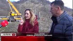 Un nou pod a fost asamblat peste pârâul care străbate cartierul Valea Româneştilor. Realizarea acestui obiectiv a fost o promisiune pe care primarul Elena Lasconi a făcut-o în campania electorală unei bătrâne care nu putea să ajungă să aprindă o lumânare fiului său înmormântat la Cimitirul Flămânda. | CLAR TV - Muscel