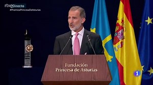 Felipe VI ha comenzado su discurso recordando a los habitantes de La Palma: "Me gustaría tener un recuerdo muy especial para todos los que sufren la tremenda erupción volcánica y que han visto golpeadas sus vidas de una manera tan dramática" https://www.rtve.es/play/videos/directo/24h/ | La 1 de TVE