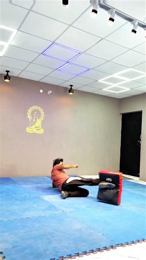 How to Land a Sweep Kick Every Single Time 💥 ⚡.... #shorts #martialarts #reversesweep #selfdefense