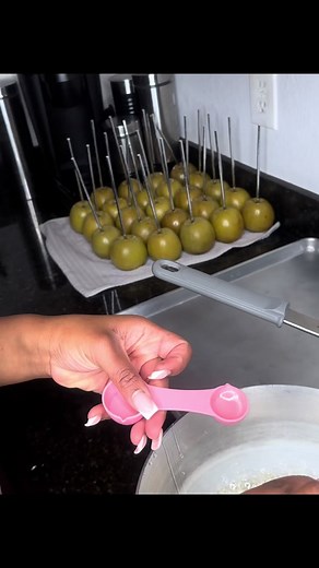 Bry’s Sweet Truth University 📚🎓 Candy Apples 101🍏 Part 1: 2 Colors w/ One Batch Put Those Elementary School Skills To Work #capcut #tutorial #tutorials #fyp #viral #fypシ #fypage #bryssweettruth #athomebaker #blowthisup #candyapples #candyapples #candiedfruits #candygrapes #candied #candy #foryoupage #crack #candiedgrapes #candiedapples