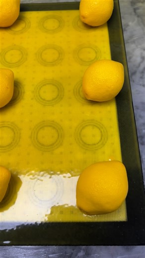 Les détails …..🍋…. Citron jaune …..😍 Trompe-l’œil citron 🍋 Ganache au citron Ingrédients : 530 g de crème épaisse, 36 % 145g de chocolat blanc, 35% 28g de masse de gélatine 190 g de jus de citron (893g au total) Processus : 1. Dans une casserole, porter la moitié de la crème à ébullition, la verser sur la masse de chocolat et de gélatine, et remuer. 2. Mélangez lentement le reste de la crème et le jus de citron pour obtenir une ganache lisse. 3. Réfrigérer pendant 12 à 24 heures. #paris #cedr