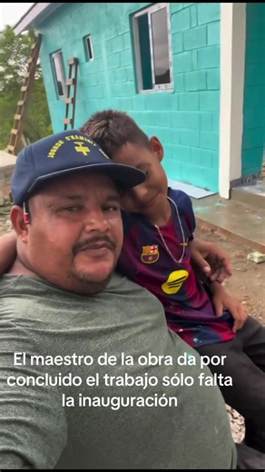 El maestro de la obra concluye el trabajo antes de la inauguración