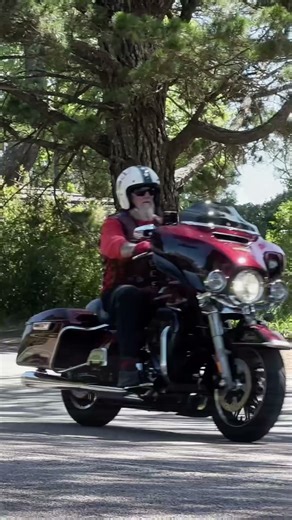 EasyRiders, local clubs and groups on a charity ride to support Triple Zero first responders.