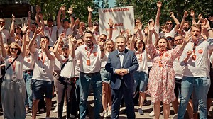Das noch laufende Festivalwochenende zeigt eindrucksvoll, was das Donauinselfest alles kann: 💯Musikalische Vielfalt der Superlative von Oper bis Electronic im Zeichen der Teilhabe, mehr Nachhaltigkeit, mehr Programm für Familien und alle Generationen. Es ist das größte, bunteste Miteinander Wiens, das Fest der Wienerinnen und Wiener bei freiem Eintritt. 🤝🏻 Diesen eingeschlagenen Weg werden wir auch im nächsten Jahr fortsetzen. Denn: Nach dem Fest ist vor dem Fest: 💪🏻🥳🏝️Die 43. Ausgabe des