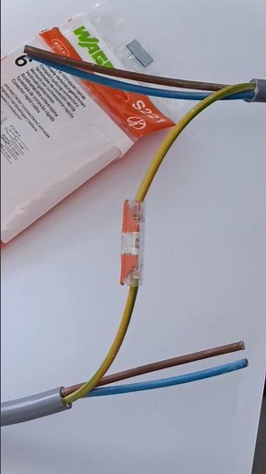Connect 2 electrical wires easily and quickly
