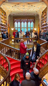 La librarie Harry Potter au Portugal 🪄🇵🇹 📍 Livraria Lello ✅ Envoie cette publication à une personne qui adore voyager ! C’est le 13 janvier 1906 que les frères Lello inaugurent leur librairie au coeur de Porto, en haut de la rue des Carmélites. Les frères Lello, José et Antonio, étaient déjà connu dans le monde littéraire portugais, sous le nom des frères unis. Suivez le guide ! Voir ici: https://bonjourporto.fr/librairie-lello/ Abonne-toi à @bonjourevasion pour avoir plus de contenu voyage 