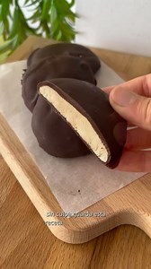 🍫 Quick & Easy Coffee Bomb Treats | Bombones de Café Saludables y Sin Horno ☕ ¿Antojo de algo dulce, cremoso y con café? Estos bombones saludables te van a enamorar. Son sin horno, sin azúcar refinada y listos en minutos. Perfectos para cuando necesitas energía sin culpa. ✨ Receta: • 150g yogur griego natural o de vainilla • 1 café preparado (4 oz) o café instantáneo • Sirope de arce al gusto (o tu endulzante favorito) • Chocolate negro 80% cacao para cubrir 1. Mezcla el yogur, café y sirope. 2