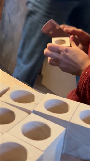 Dans nos ateliers dans la @cantalauvergne, avec Louise Levallois, des pièces se préparent… à découvrir au salon du Made in France @mifexpo, du 6 au 9 novembre, porte de Versailles. Village de l’artisanat de la région @region_auvergnerhonealpes. #artısanat #designer #objets #mobilier #stand #paris #ilederé #cantal #murat @maison_benoit_maltier_design | Maison Benoît Maltier
