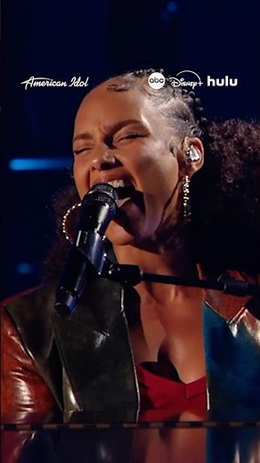 That moment when Alicia Keys welcomes RAYE onto the #americanidol stage during "Fallin'"! 😲