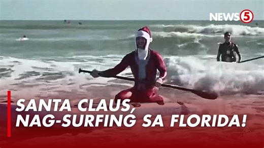 SURFING SANTAS 🏄🏻‍♂️🎅🏻 Naki-ride sa alon ng Cocoa Beach, Florida sa United States ang daan-daang surfers nitong Christmas Eve bilang bahagi ng taunang tradisyon ng "Surfing Santas." Suot ang kanilang Santa Claus at elf costumes, ipinamalas ng mga participants ang kanilang galing sa surfing. Nagsimula lang bilang isang maliit na family outing noong 2009, naging global phenomenon na ang proyektong ito na layong maghatid ng saya at holiday spirit sa kakaibang paraan. | News5