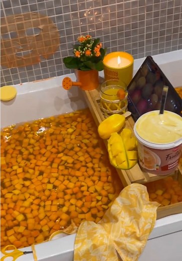 A mango bath for glowing skin ✨🥭✨ #mango #bathtime #skincare #asmr #bathroutine