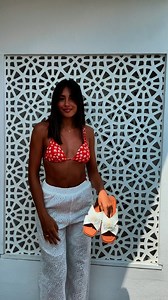 🌼 Sole, leggerezza e dettagli che fanno la differenza. Il bikini a fiori incontra il bianco del sangallo per un’estetica vacanziera impeccabile.Un look da giorno perfetto per la spiaggia, l’aperitivo e ogni momento che profuma d’estate ✨ 👙 Bikini cod: FI5661 - €24,99 👖 Pantalone cod: SJD93313 - €16,99 🎀 Cintura cod: CT3216 - €3,98 (prezzo iniziale €6,99, sconto -43%) 👜 Borsa cod: 62088/RFLO - €13,99 (prezzo iniziale €27,98, sconto -50%) 📍 Disponibili nei nostri punti vendita e su shop.glob