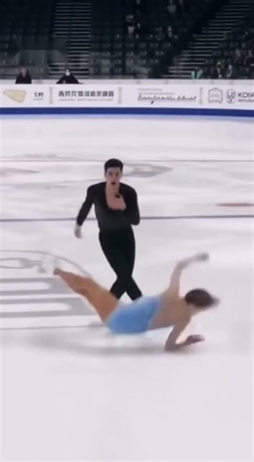 And the gold medal for 'Most Dramatic Fan' goes to #fail #funny #figureskating #jealous #plottwist
