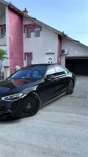 Exploring the All-Black Brabus B550 with 700HP