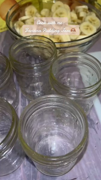 I loved making these Banana Pudding Jars😋Theyre so cute!🥰 Quick & Easy Receipe🥳 #bananapudding #bananapuddingjars #bananapuddingcups #banana #pudding #dessert #masonjars #masonjarrecipes #blacktiktok #privatechef #fyp #soulfood #xyzbca #quickreceipes #quickdessert #selenagomez #selena
