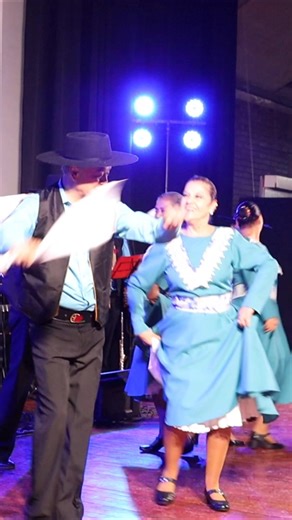 ✨🎄🎶💃 Desde la Secretaría Técnica de Cultura, Recreación y Deporte de ANEF, junto a la Compañía de Danza y Música Folclórica ANEF, compartimos este fraterno saludo de fin de año. En el video participan Ana Mujica, secretaria de Deportes, Recreación y Cultura de la ANEF; Álvaro Elgueta, funcionario del Servicio de Protección Especializada y miembro de la Compañía de Música y Danzas Folclóricas de ANEF; y Oriana Urrutia, secretaria de Finanzas de ANEF e integrante de la Compañía. | Anef Chile