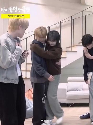 Markren and Renjun Adorably Hug Behind The Scenes 😭🤏